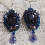 BO Les Maldives brodées avec un cabochon Bleu/Noir pailleté, étoiles, cristaux, gouttes facettées et rocailles
